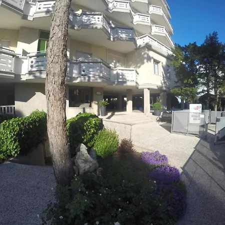 Functional Flat In A In アパート *